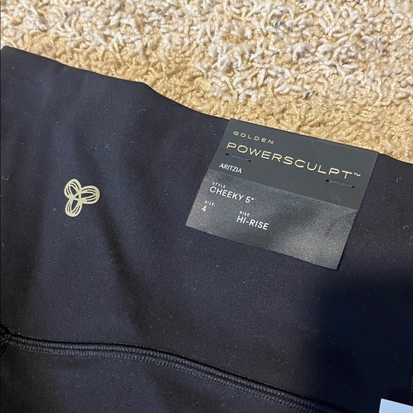 Aritzia Golden Powersculpt shorts - Picture 4 of 6